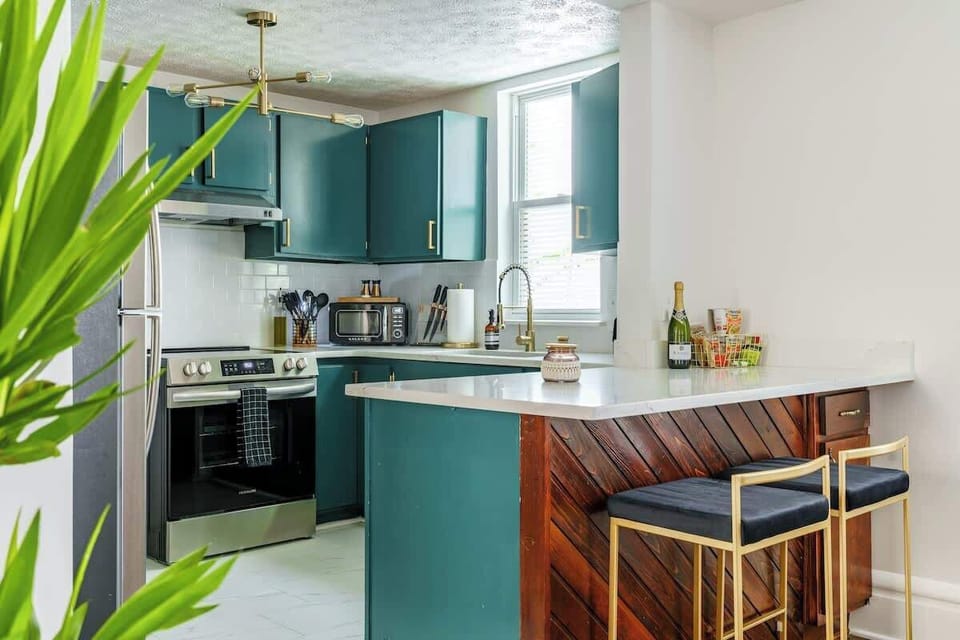 Fully Furnished Kitchen: The kitchen features a refrigerator, electric stove, single oven, and microwave. All cooking essentials are included, from pots and pans to dishes and silverware. Enjoy your meals at the large dining table
Luxurious Urban Ret