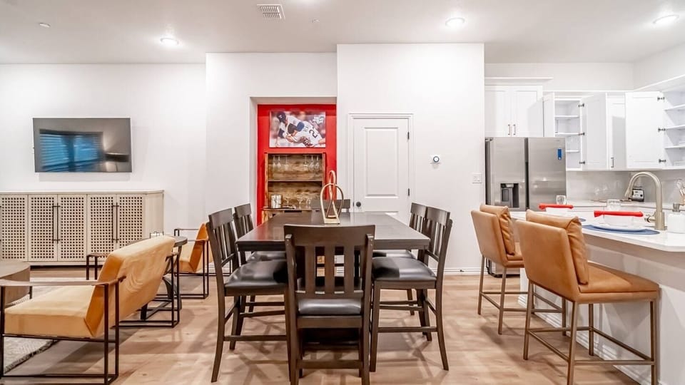 Gather around and eat like you live here. The dining area seats your whole group and flows seamlessly into the full kitchen — ideal for group travel, family stays, and anyone who wants more than a hotel room near Globe Life Field.