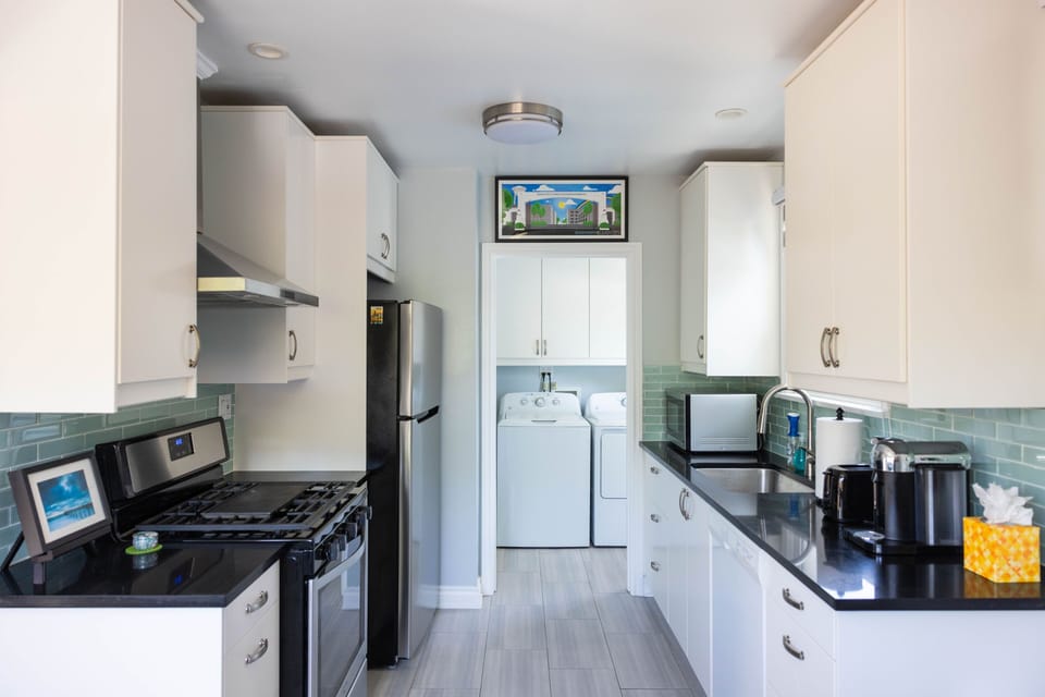 Kitchen + washer/dryer 