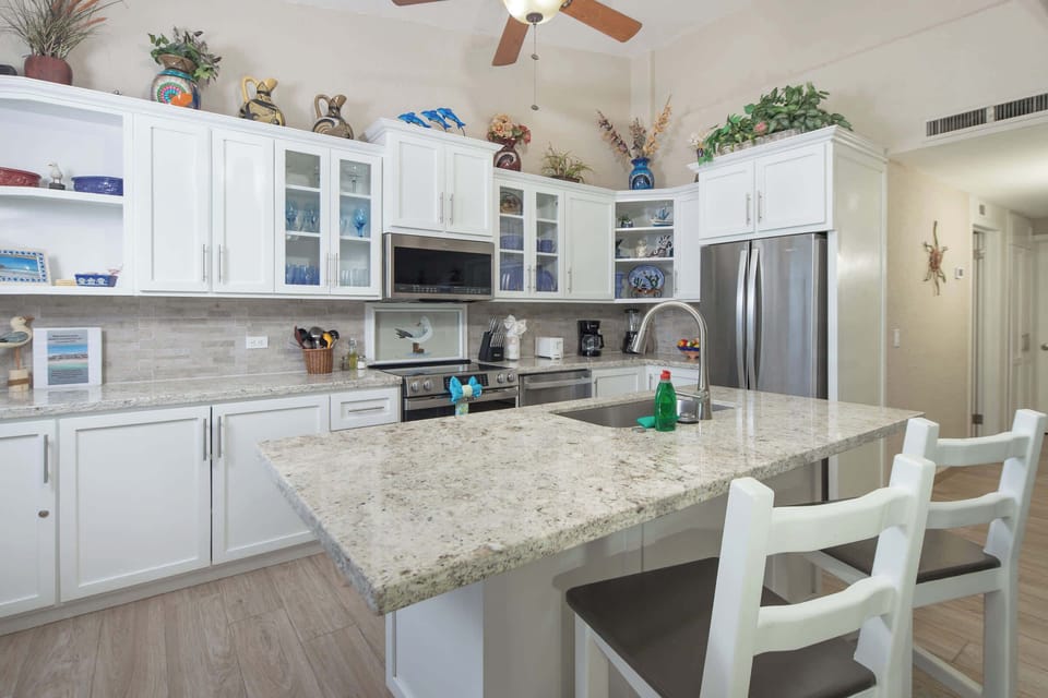 Everything you need, all in one place! ✨🍳 Enjoy this fully equipped kitchen and make yourself right at home in paradise! 🌊☀️