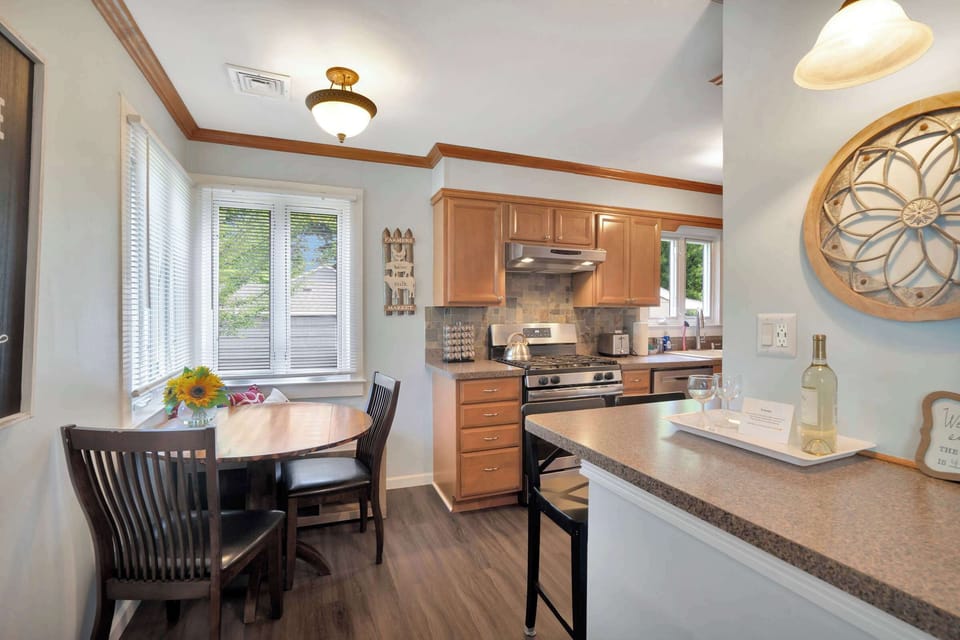 Eat-in kitchen with breakfast nook