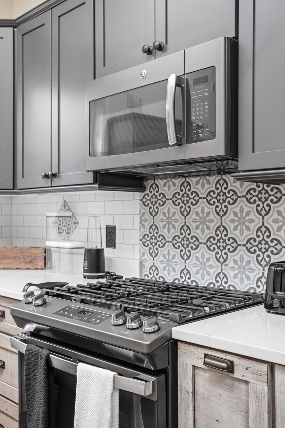 Discover our immaculate, refined kitchen, fully equipped with all essential appliances and amenities.