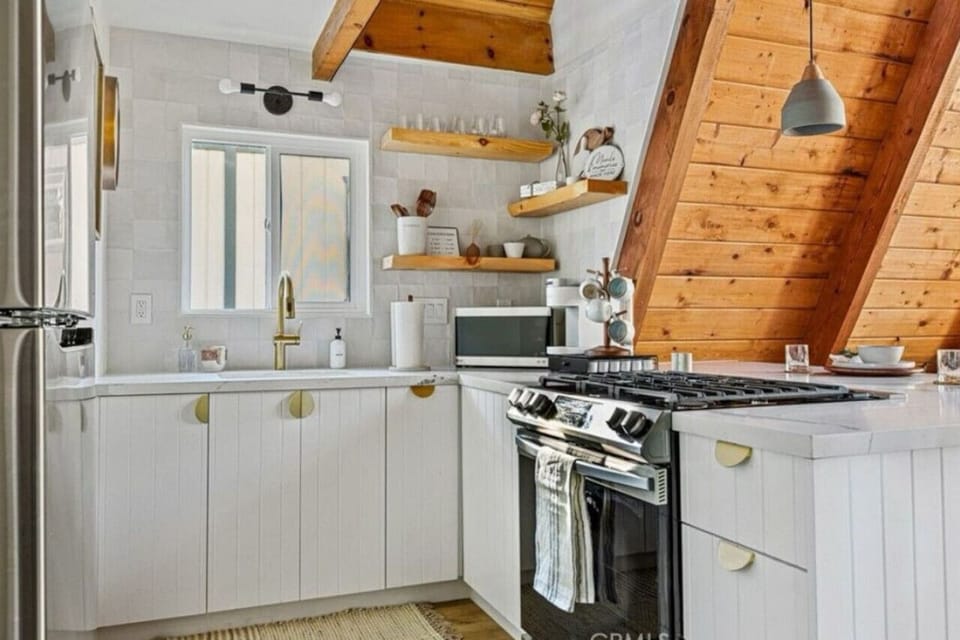 Equipped with everything you need to cook a gourmet meal, cook it up with friends and family.