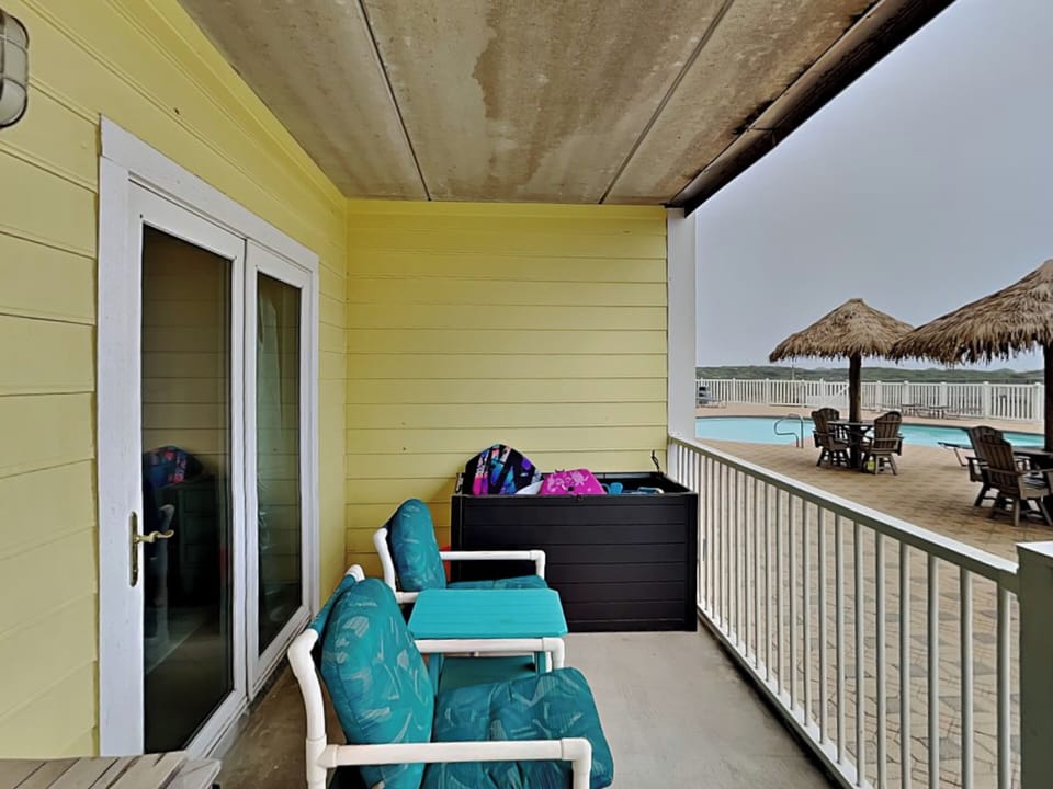 Patio w/ Outdoor Seating