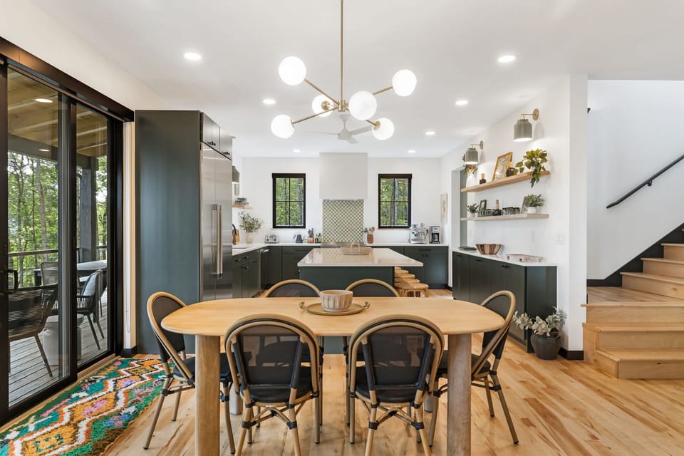 Dining & Chef's Gourmet Kitchen