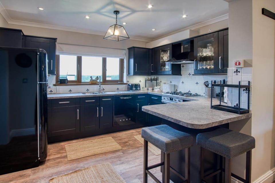 Highfield - 5 Bedroom Holiday Home - Pembroke Dock (25203)