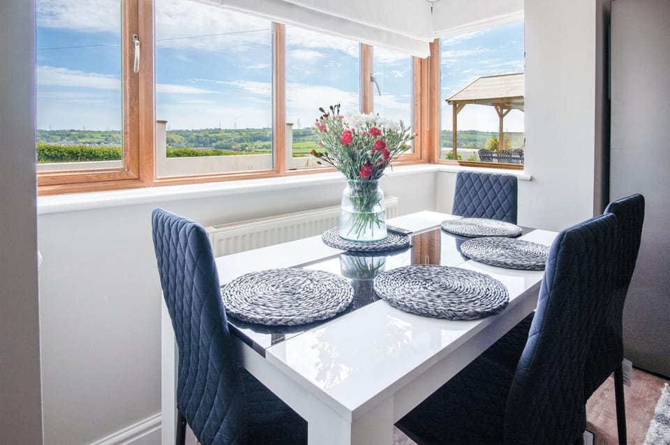 Highfield - 5 Bedroom Holiday Home - Pembroke Dock (19277)