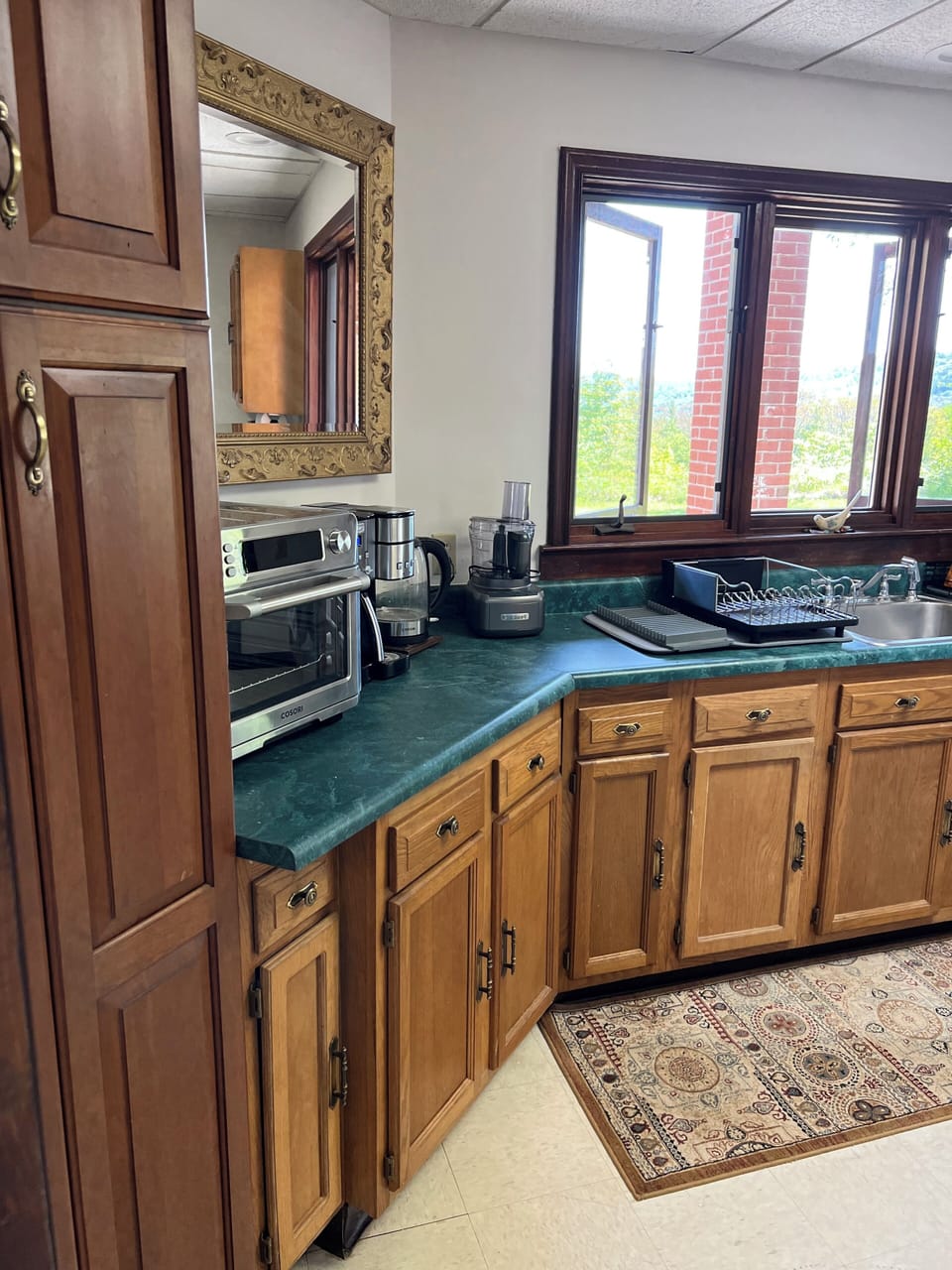 Kitchen fully stocked with all appliances you need.