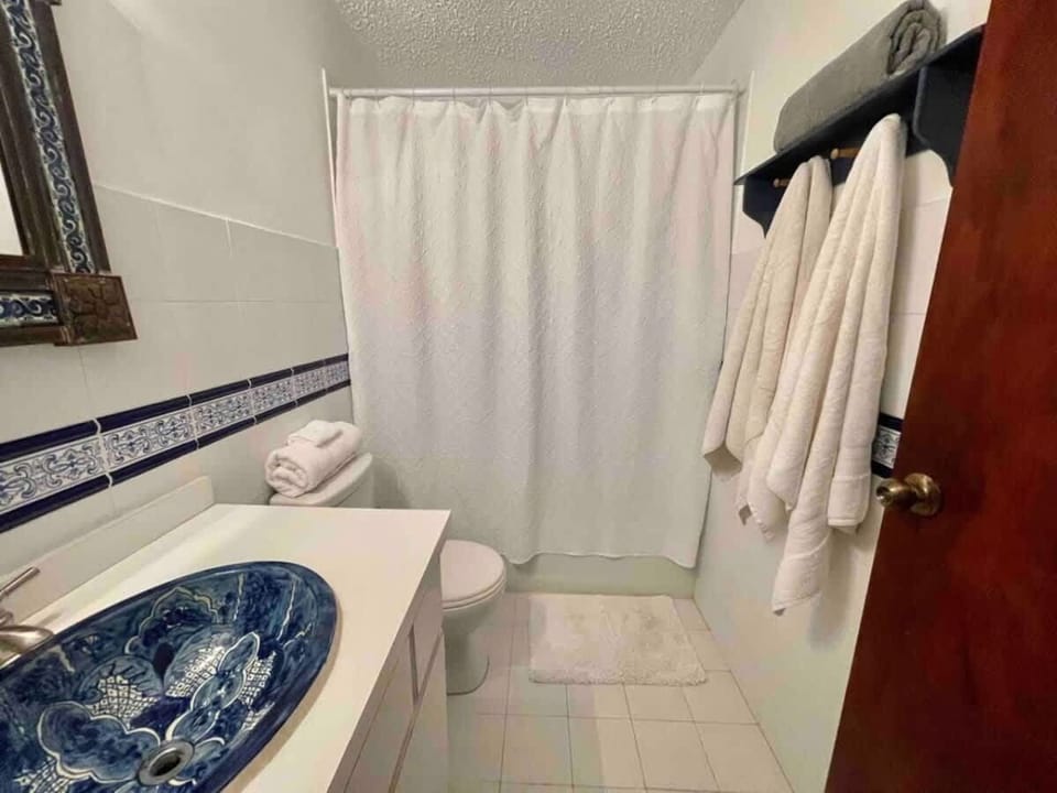 The bathroom decor is absolutely perfect, seamlessly blending style and functionality. The walls are adorned with soft, calming colors that create a serene atmosphere, making it an ideal space for relaxation.