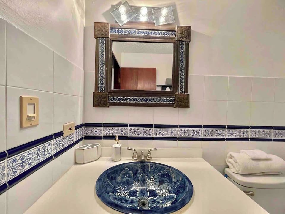 This bathroom decoration was designed to create a refreshing and relaxing atmosphere.