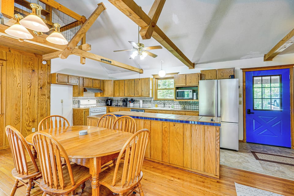 Dining Area | Fireplace | Central Air Conditioning/Heat | Free WiFi
