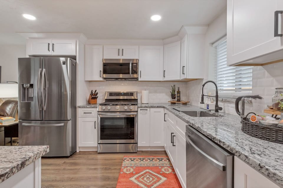 Fully equipped kitchen with parquet flooring