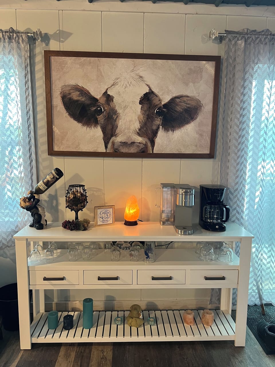 Coffee/wine bar. Keurig or fresh brewed (coffee grinder available)!