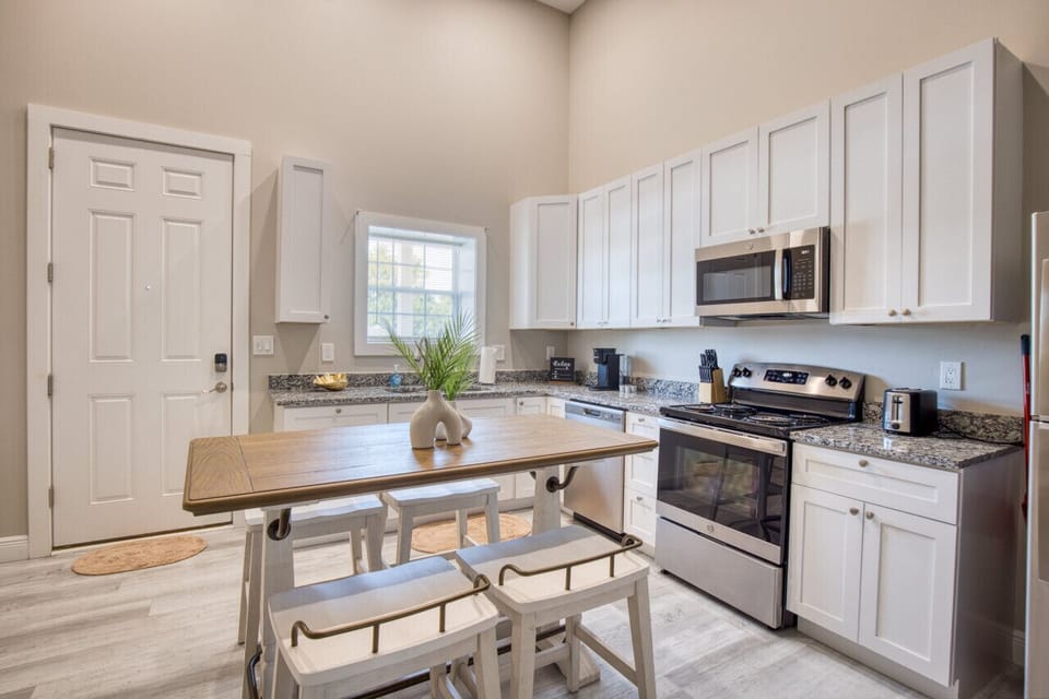 Cook your favorite meals in our fully furnished Kitchen with Oven, Stove, Microwave, Refrigerator, Freezer, Keurig Coffee, in Biloxi, MS. A short walk from Biloxi Beach Board Walk, the Beau Rivage Casino, the Hard Rock Casino, and MGM Baseball Park.