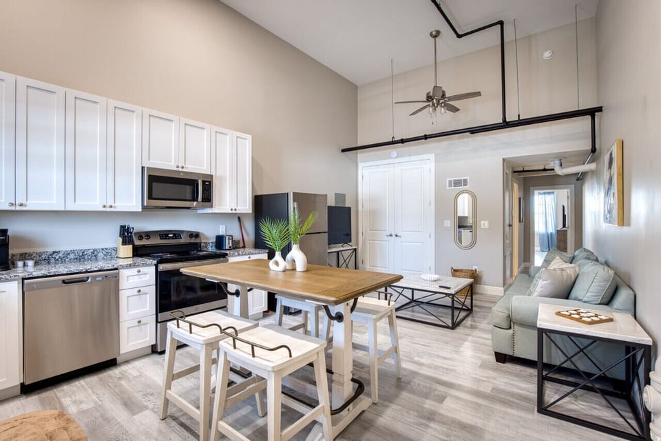 Family Friendly Living Room in downtown Biloxi, walking distance from the beach