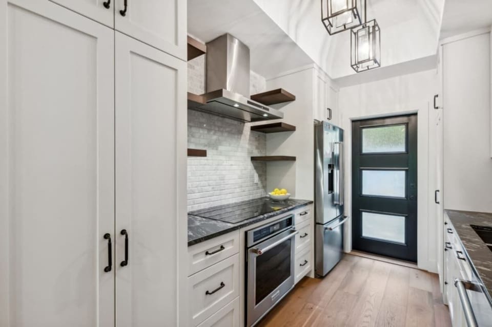 Left side of kitchen w/ induction stove