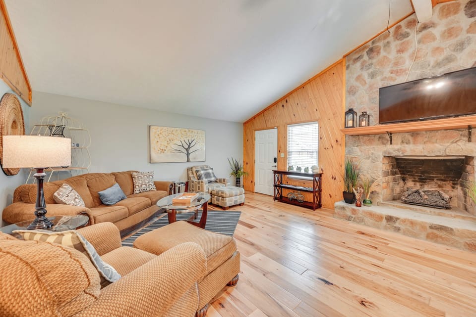 Leitchfield Vacation Rental | 3BR | 3BA | 2,555 Sq Ft | Steps Required