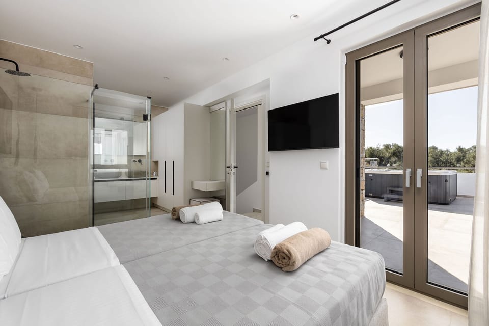 The master bedroom features a closet, a 43“ TV, and a controlled A/C.