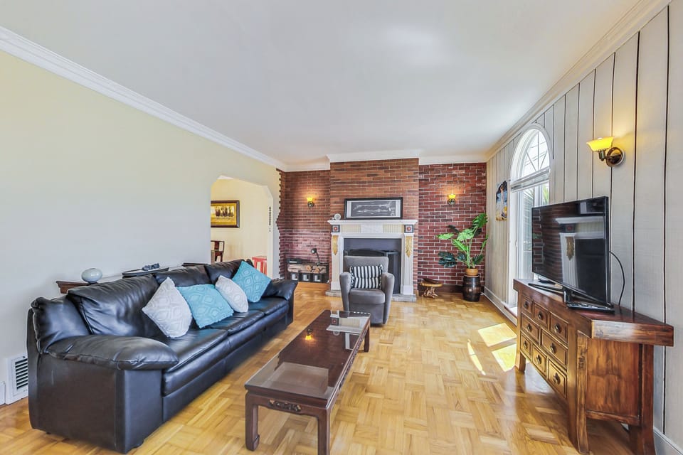 Spacious living room