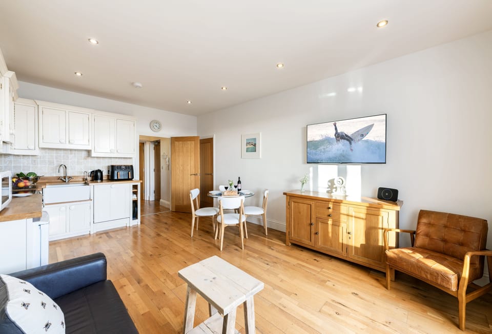4 Fernhill, Carbis Bay: There is also a large LED Smart television with DVD player, so you can watch your favourite shows