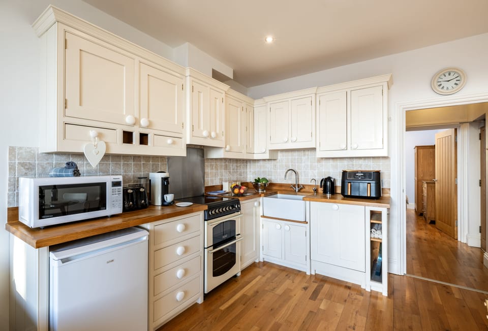 4 Fernhill, Carbis Bay: Superbly equipped with an electric oven and hob, fridge with ice box, dishwasher and microwave, coffee machine and slow cooker!