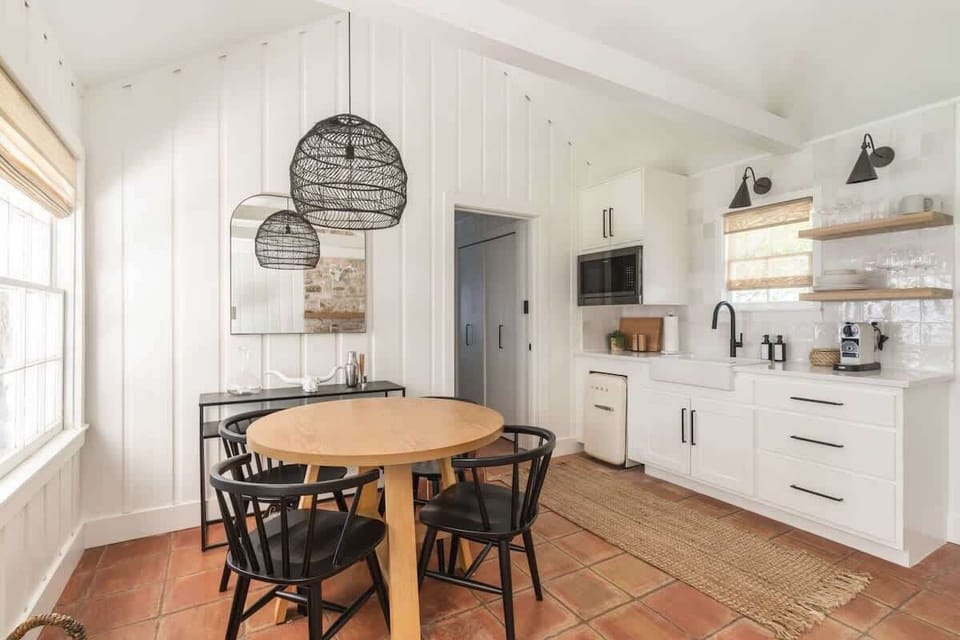 Kitchenette and dining table