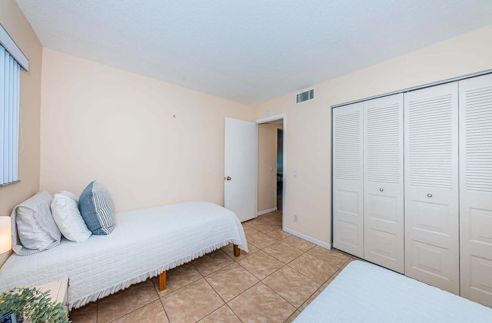 11-web-or-mls-Bedroom 2b-4
