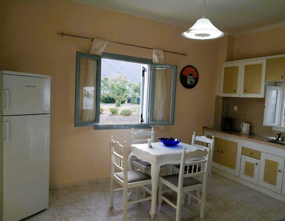 Cozy Open-Plan Living Area with Kitchen and Dining Space