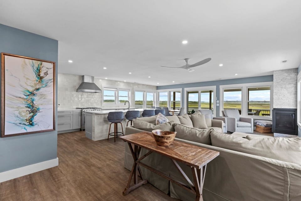 11                 Open Floor Plan Living, Kitchen & Dining Areas