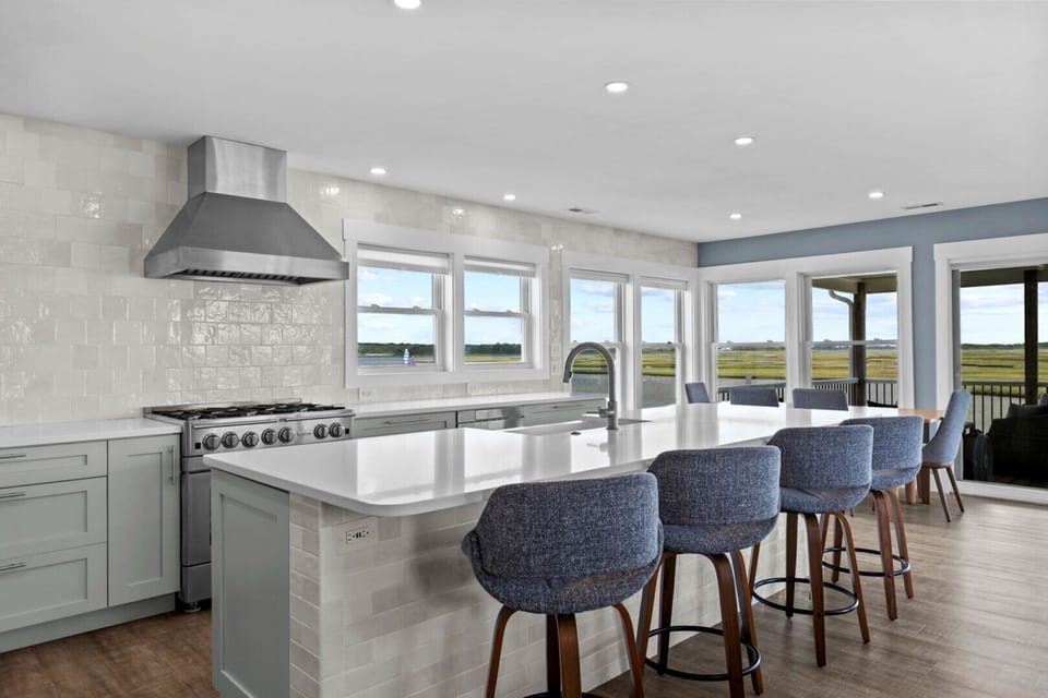 15                 Kitchen with Eat-In Seating
