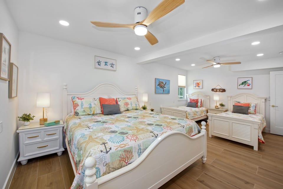 Downstairs Bedroom Queen and 2 twins