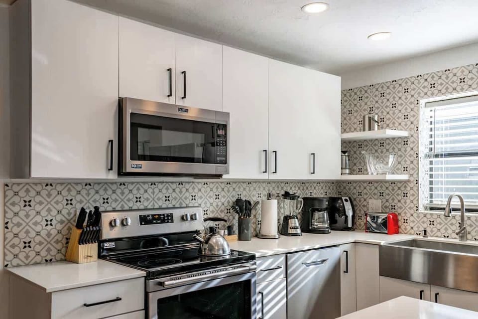 ‍ Cook up memories in this modern, fully equipped kitchen — perfect for everything from morning coffee to group dinners.