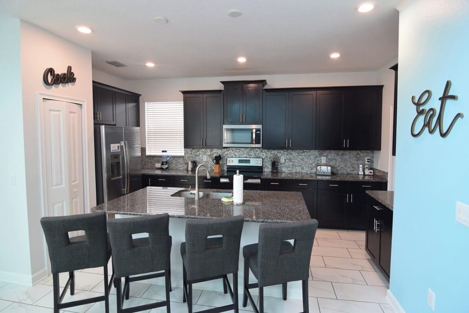 Kitchen with breakfast island