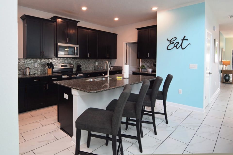 Kitchen with breakfast island