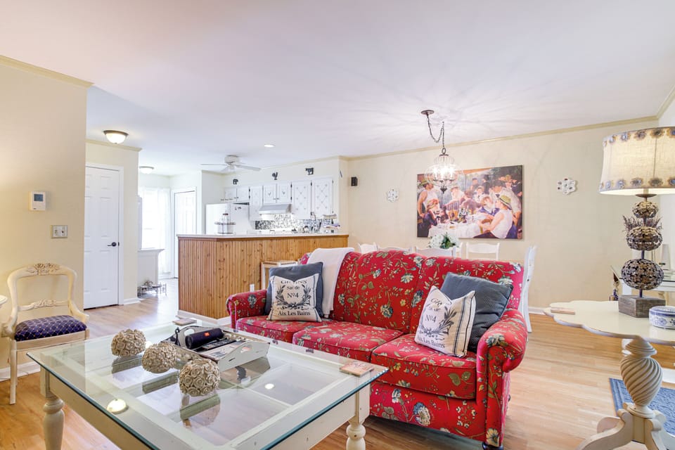 Living Room | 1st Floor | Smart TV | Free WiFi | Central Heating & A/C