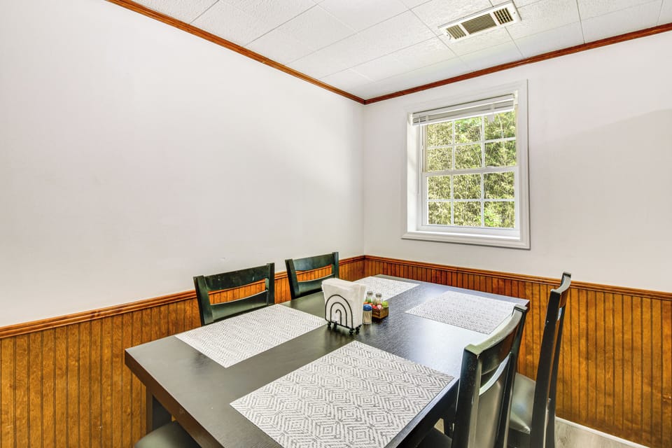 Dining Area | Dishware & Flatware Provided