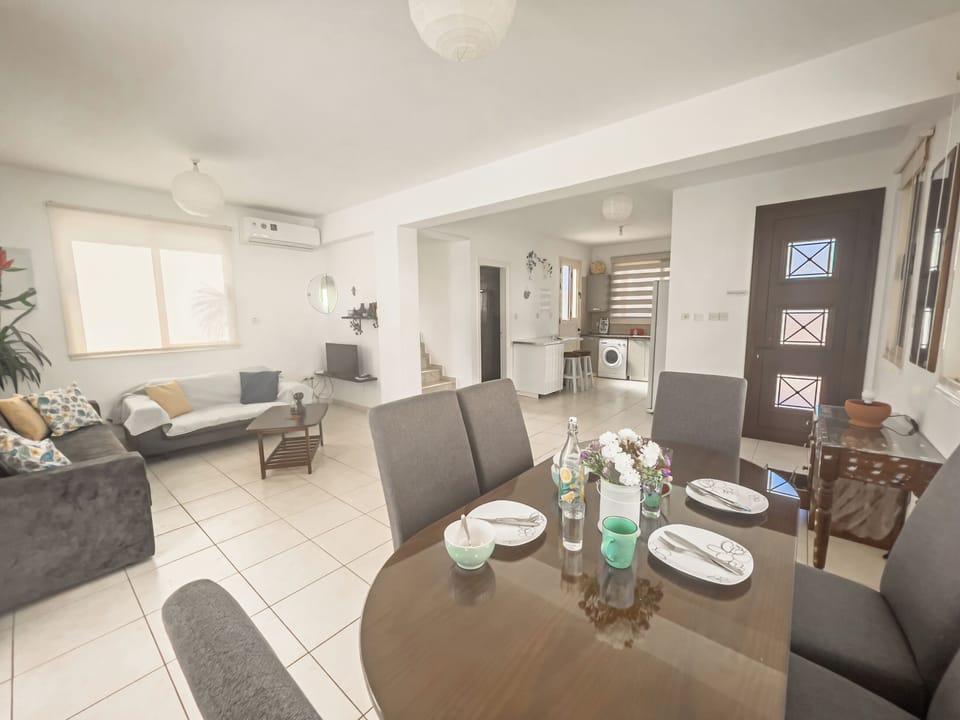 dining table for 8 persons! 
spend some quality time with family and friends. AC