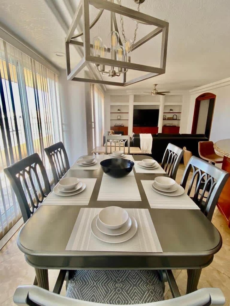 Dinning room seats six people 