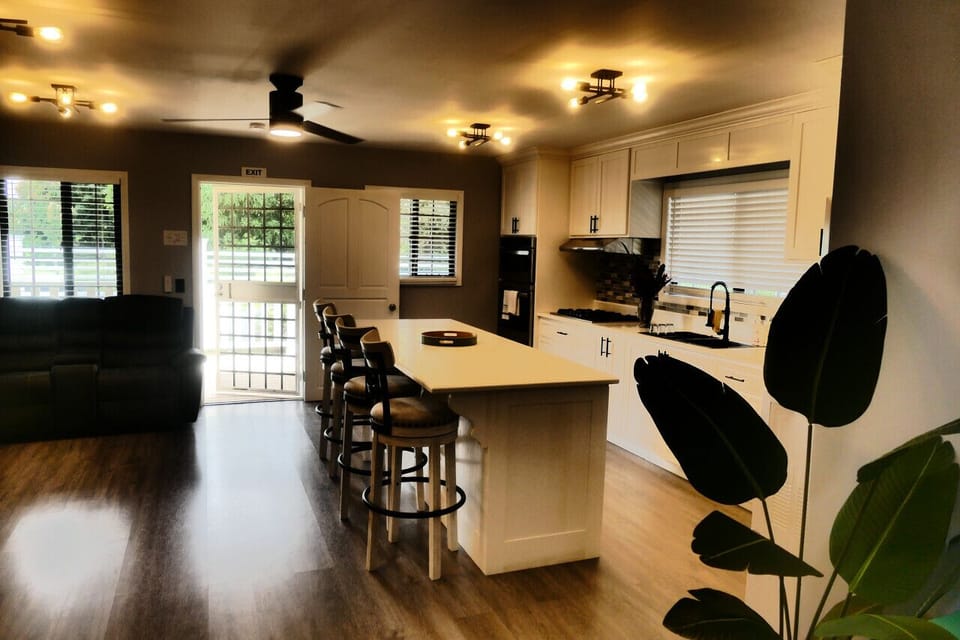 Fully equipped kitchen: `Food, Family and Love`