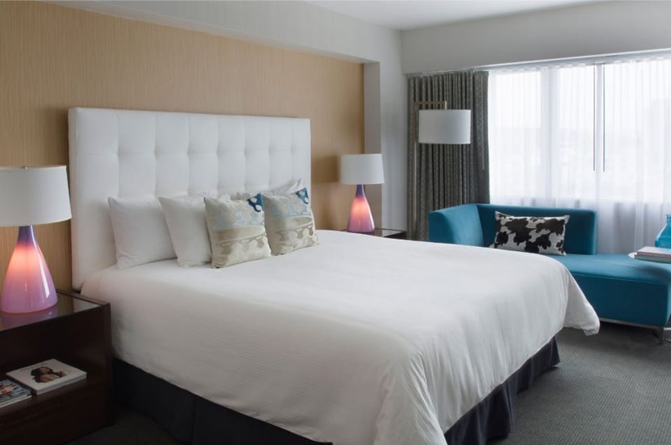 Spacious and bright room featuring a comfortable king bed and refreshing accents, perfect for a rejuvenating stay.