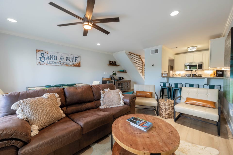  Stylish beach escape: Cozy living room and modern kitchen with surf vibes!