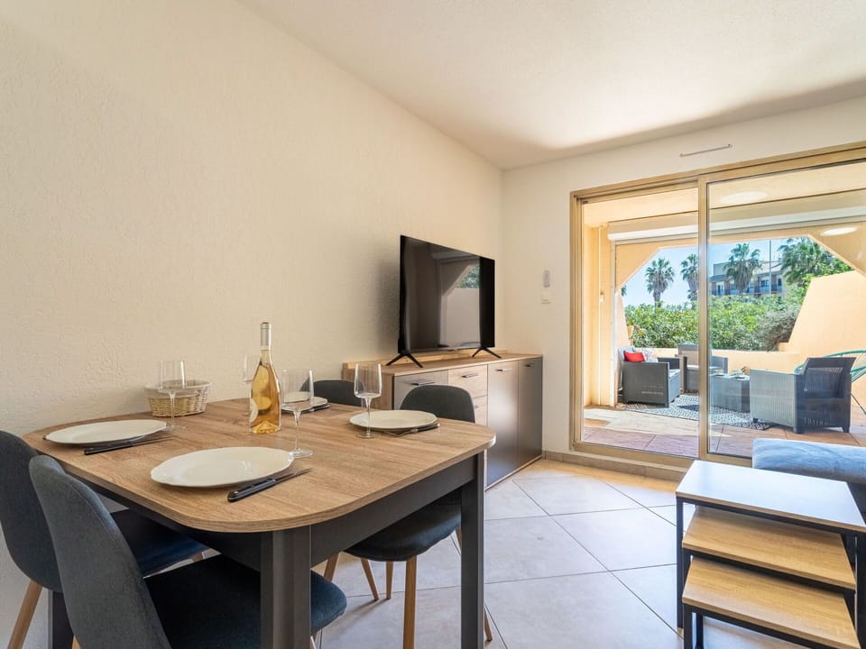 Table, Furniture, Wood, Chair, Building, Comfort, Plant, Floor, Flooring