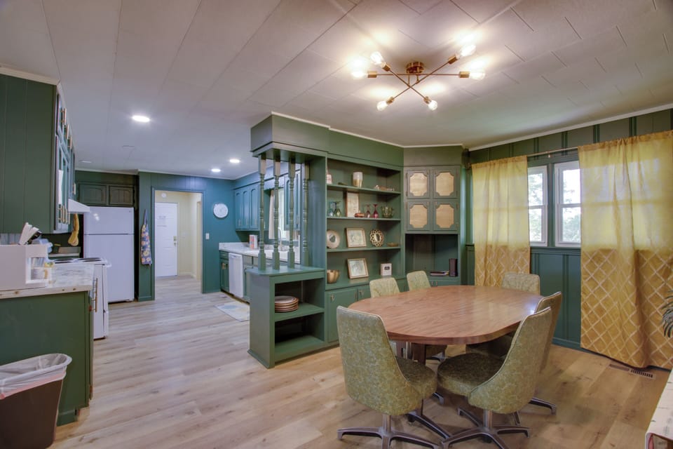 Dining Area | Dishware/Flatware Provided | Single-Story Home
