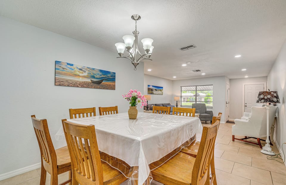 Dining Area | Dishware/Flatware Provided