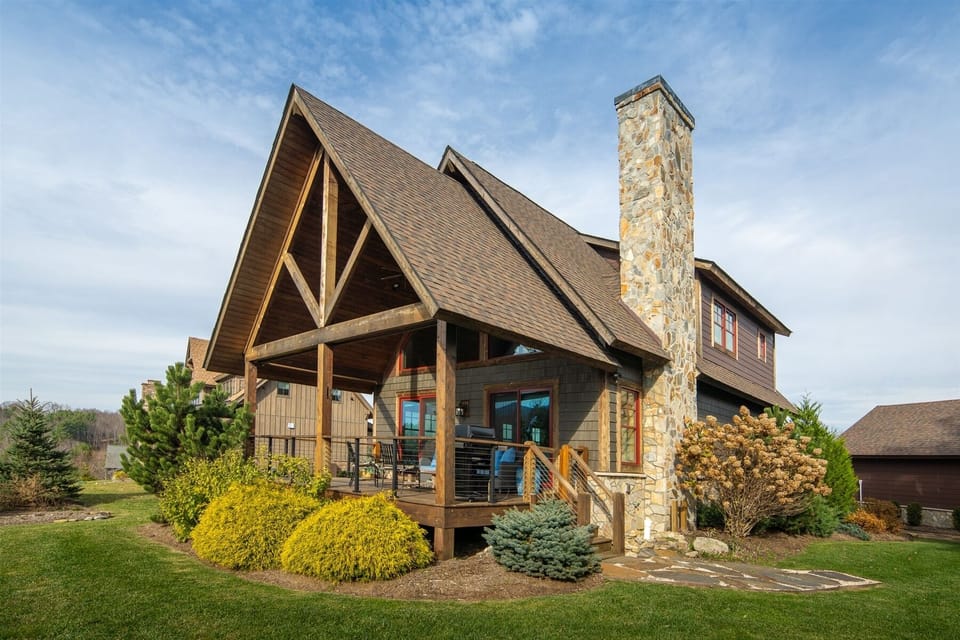 Starry, Starry Night is a beautiful home in a gated community.