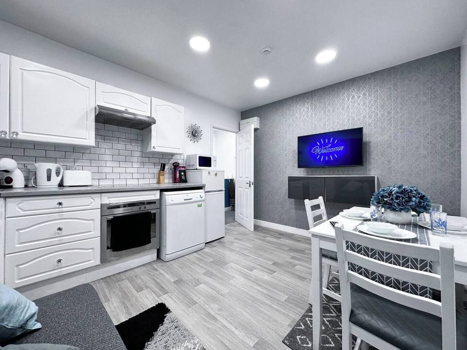 Living Room - Netflix and streaming availability - Log in!