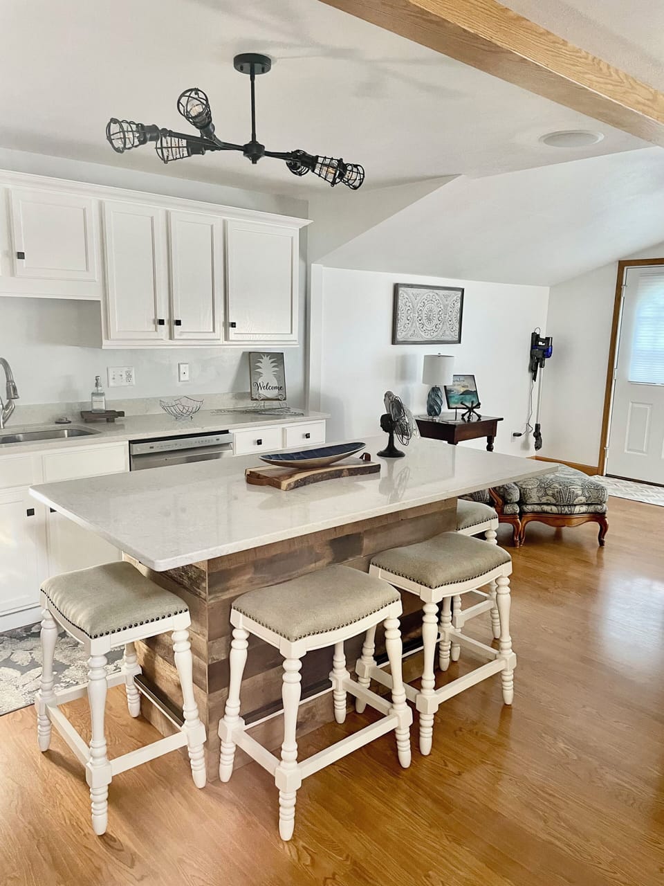 A kitchen that should have everything you will need if you’re a cook.