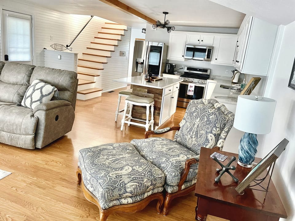 Relaxing living room or around the island in kitchen see The lake and the TV.