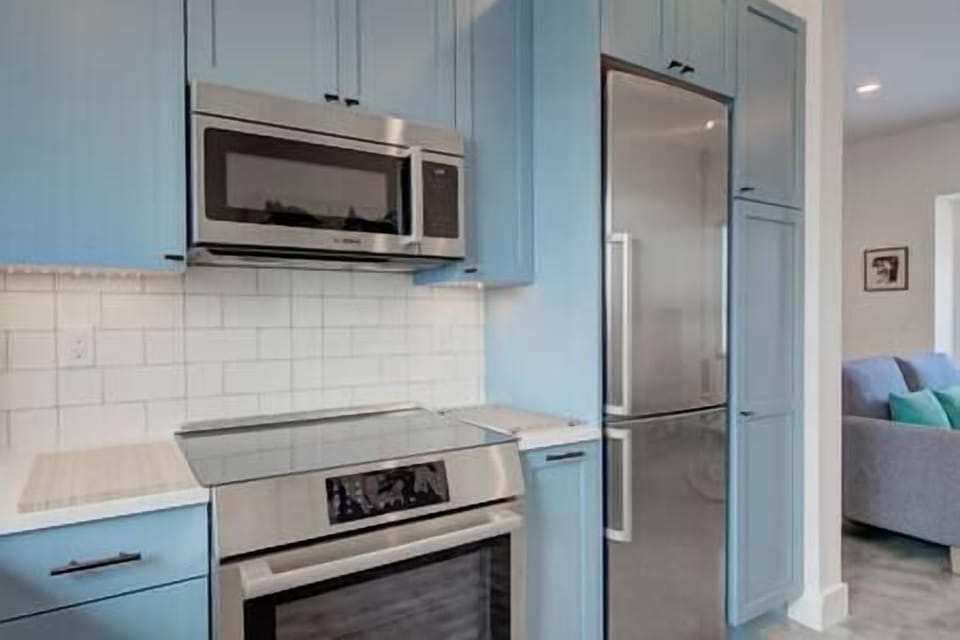 The state-of the-art BOSCH appliances allow for any guest to whip culinary delights. 