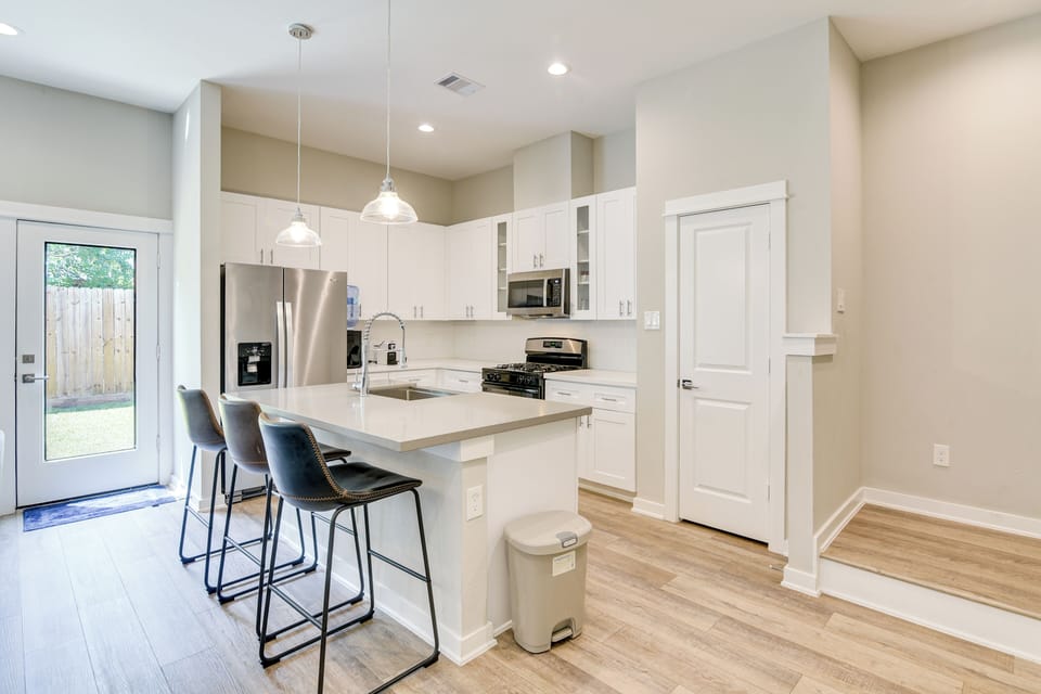 Kitchen | Free WiFi | Desk | Central Air Conditioning/Heat
